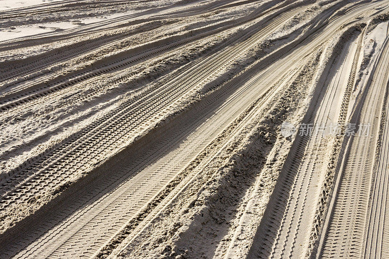 沙地上有许多轮胎的痕迹