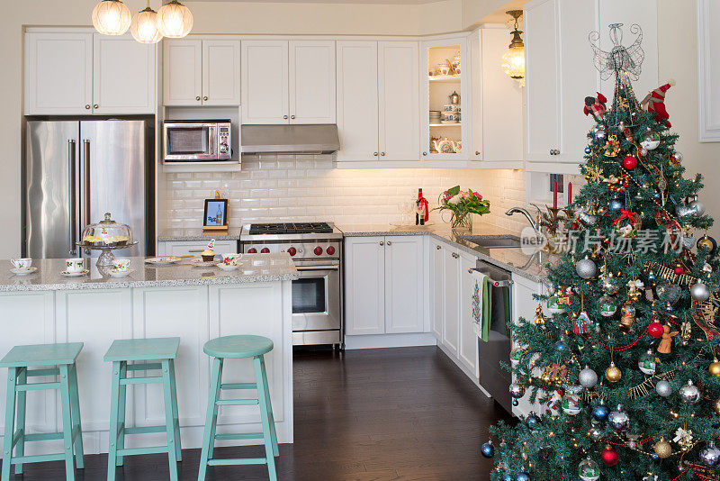 新的白色厨房和圣诞装饰