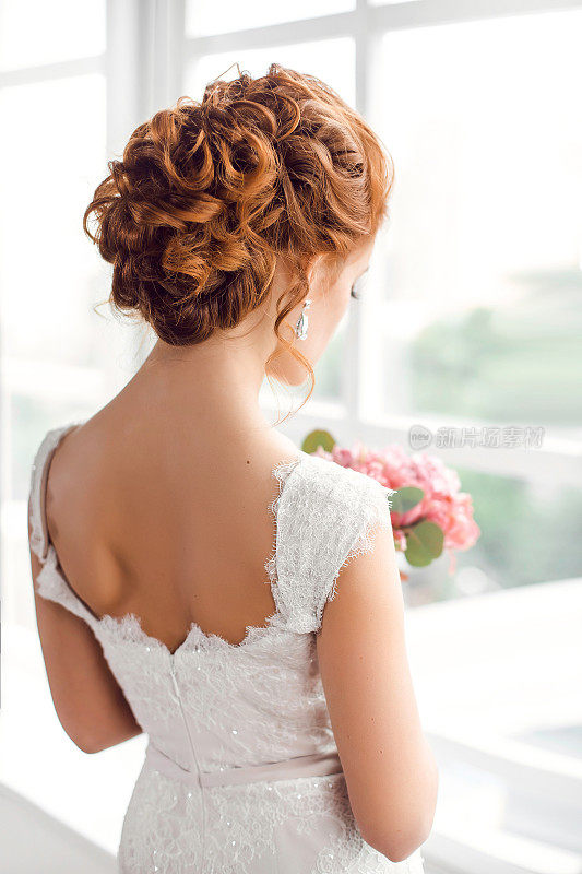 美丽的新娘与时尚的婚礼发型