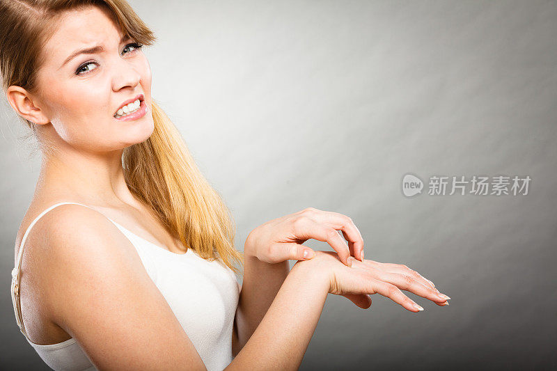 女性用过敏皮疹搔搔痒的手掌