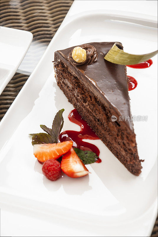 巧克力蛋糕与糖霜，树莓，和酱