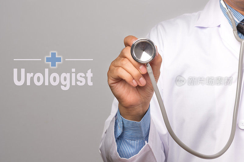 医生拿着听诊器，灰色背景上写着“泌尿科医生”。健康的概念。
