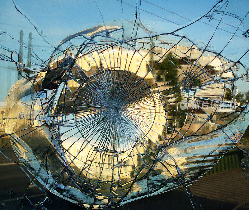 破碎的镜面玻璃在其中折射出了城市。