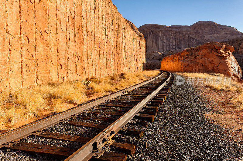 铁路轨道通过风景优美的沙漠峡谷摩押犹他州
