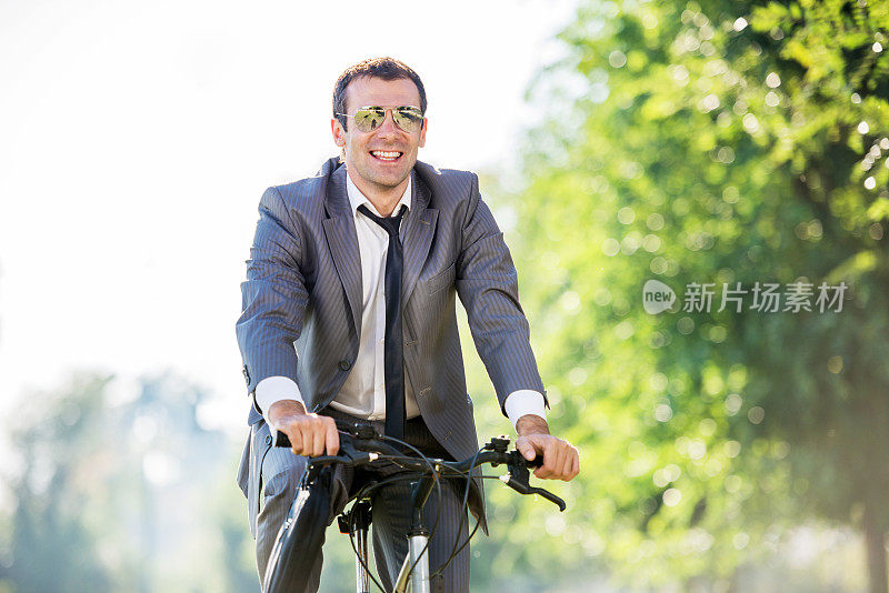 在公园里骑自行车的商人。