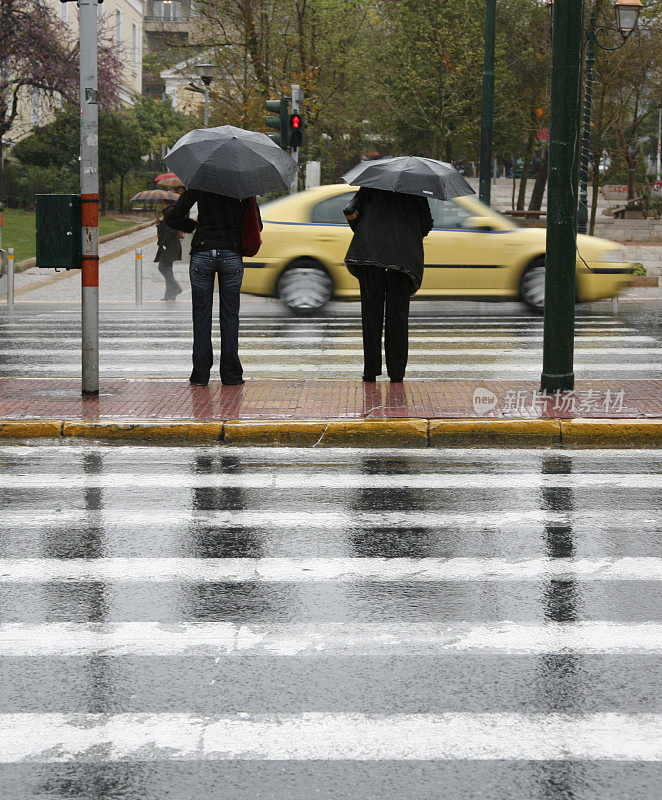 雨天在人行横道