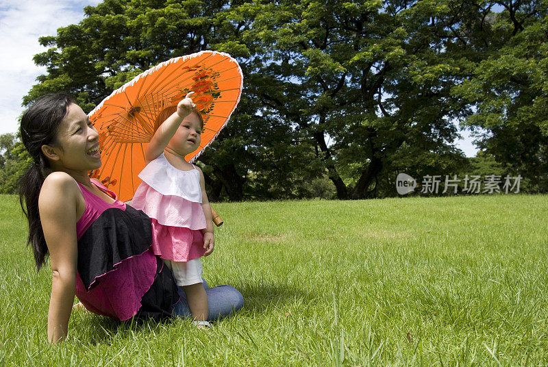 小女孩和她妈妈在一起