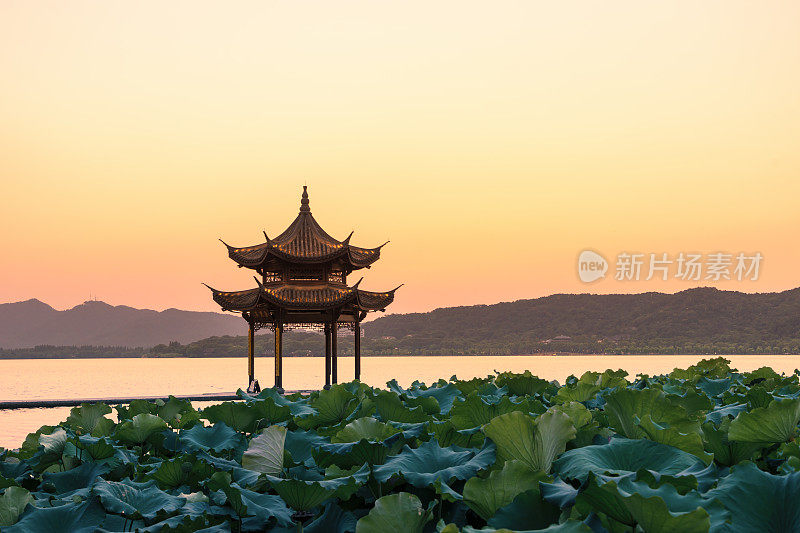 中国古代亭子与日落在西湖