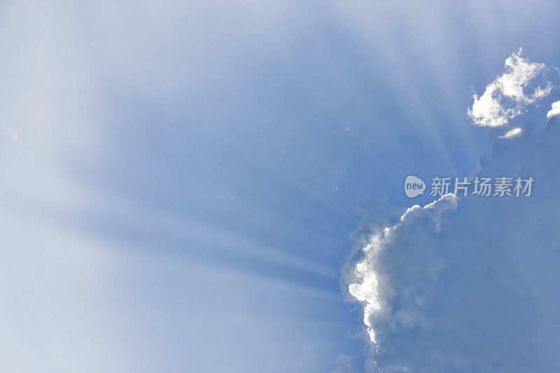 太阳在云的背景后面闪耀。