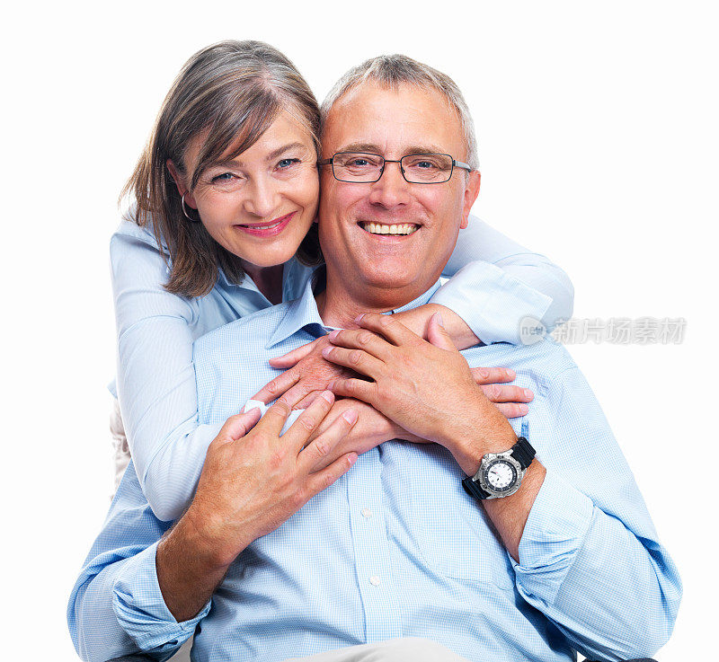 一对老年夫妇在白色背景下拥抱对方的特写