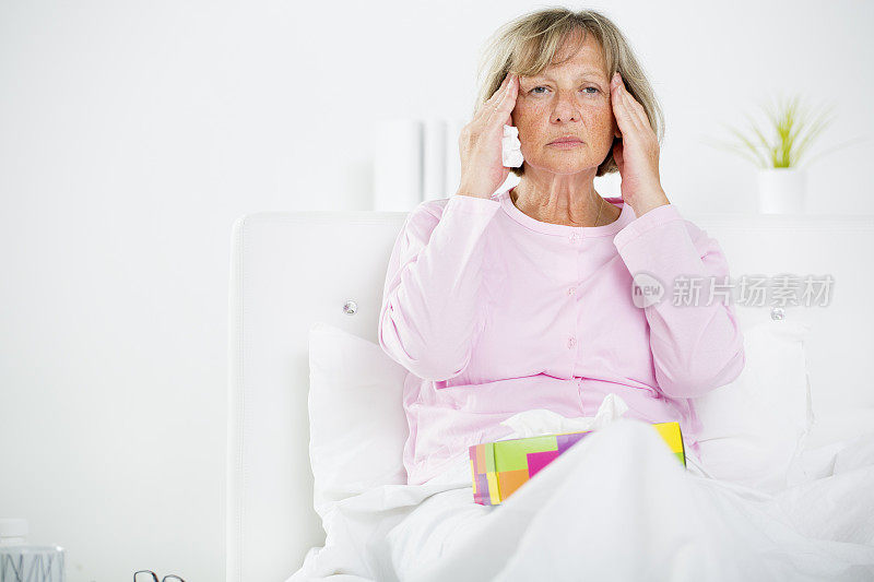 患有偏头痛的老年妇女。