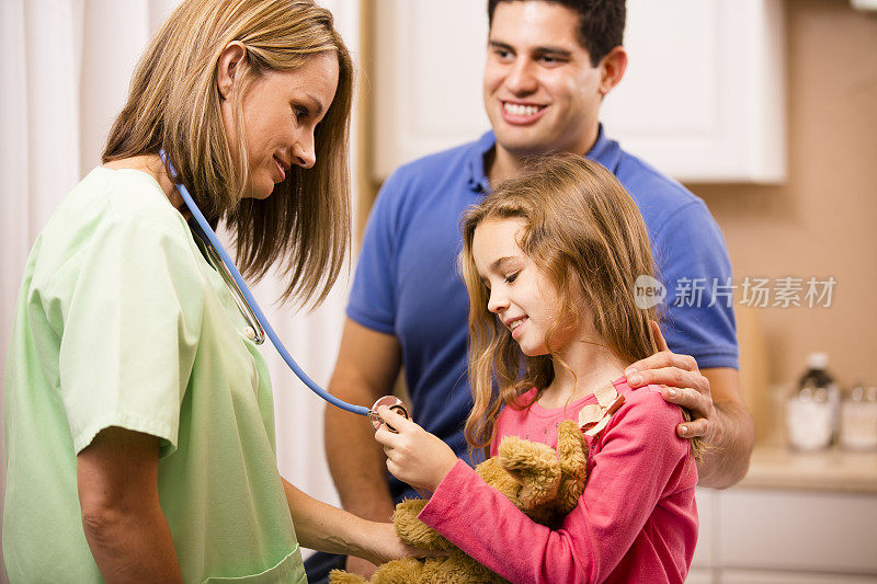 小儿科医生给小女孩看病，爸爸。拉丁裔。医生的办公室。
