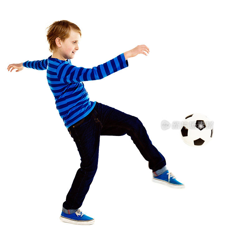 足球明星冉冉升起:一个学生在练习他的足球