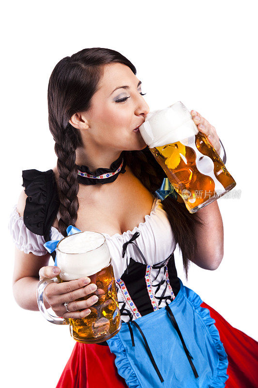 德国啤酒节上的巴伐利亚女孩喝啤酒