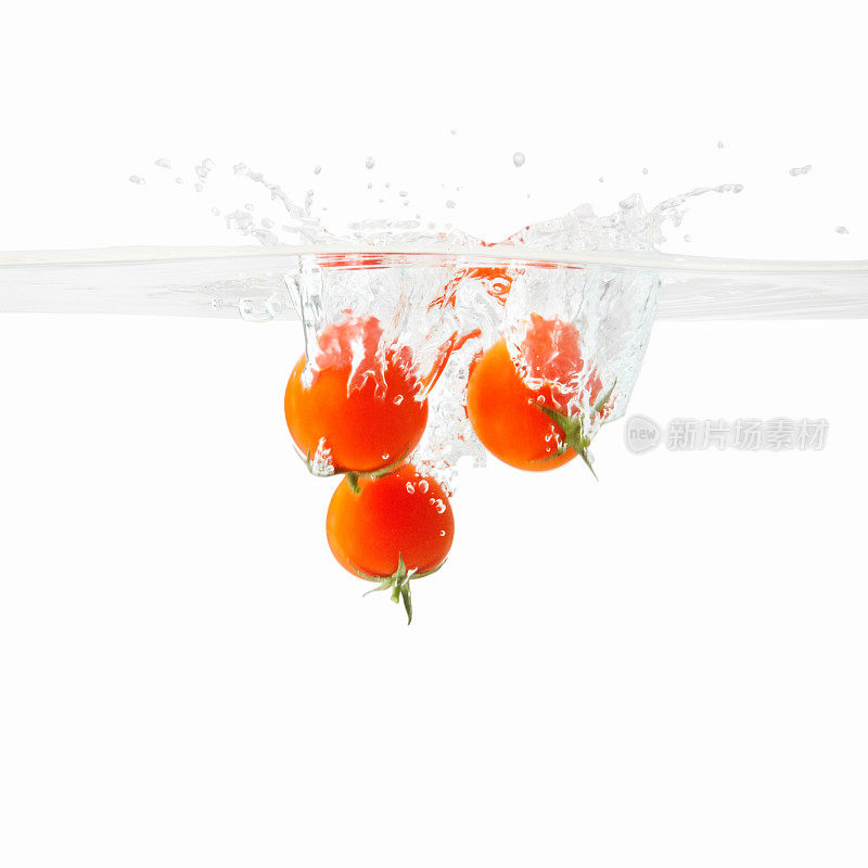 西红柿掉进水里