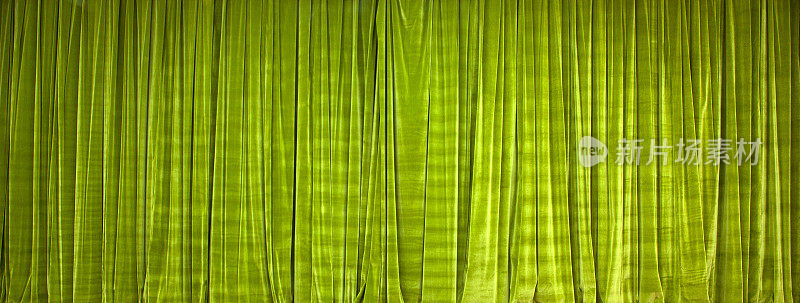 绿色天鹅绒窗帘和座椅