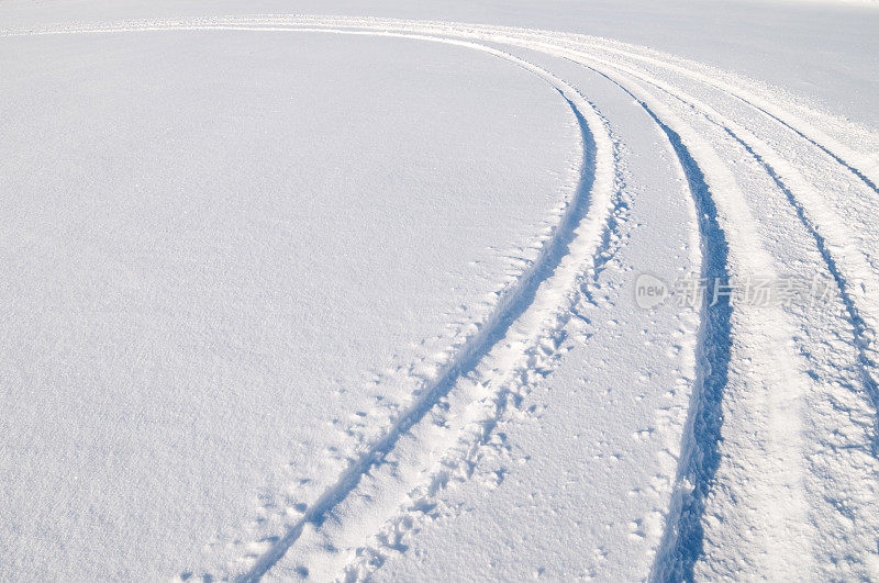 雪地上的轮胎印