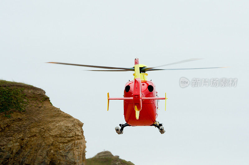 执行救援任务的空中飞车在悬崖附近飞行