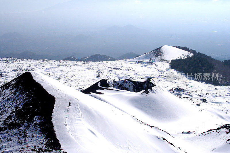 沉睡的埃特纳火山口