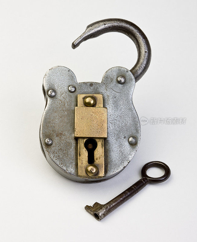 带钥匙的古董挂锁。系列