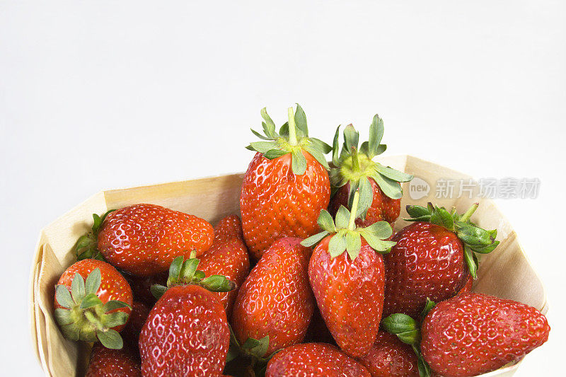 桶装草莓。