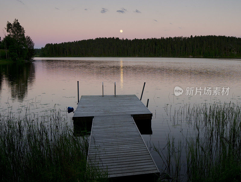 芬兰斯堪的纳维亚的月亮在湖上