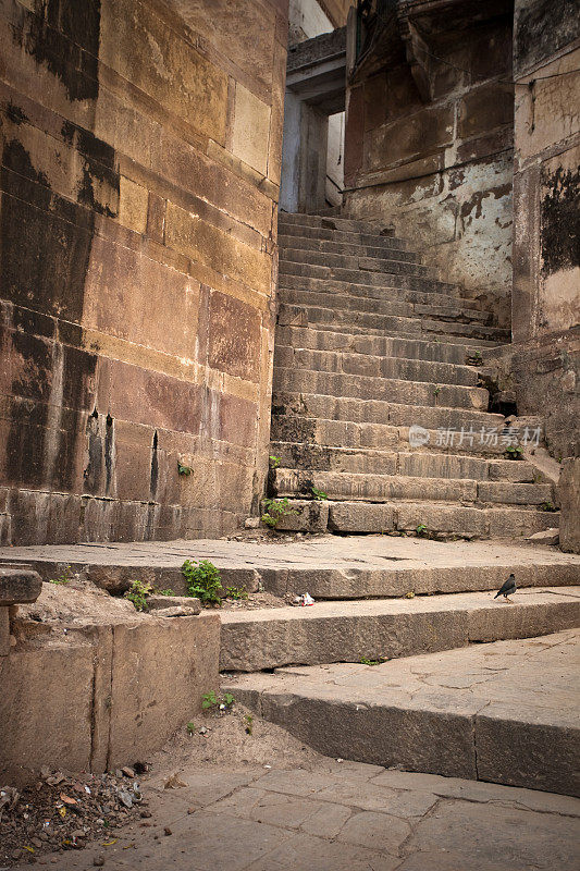 印度瓦拉纳西的黑暗楼梯