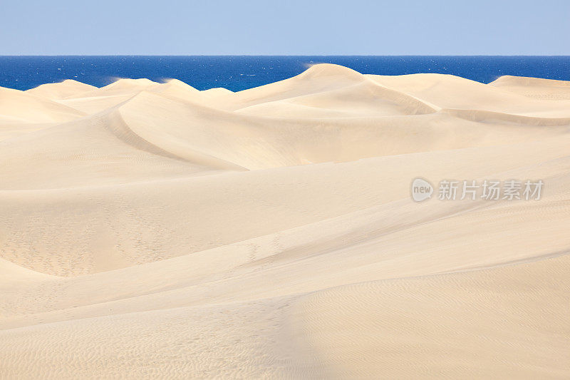 有风的一天，沙丘与海景