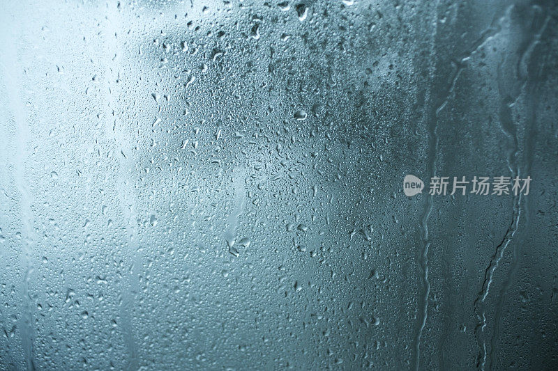 汽车挡风玻璃上的雨水