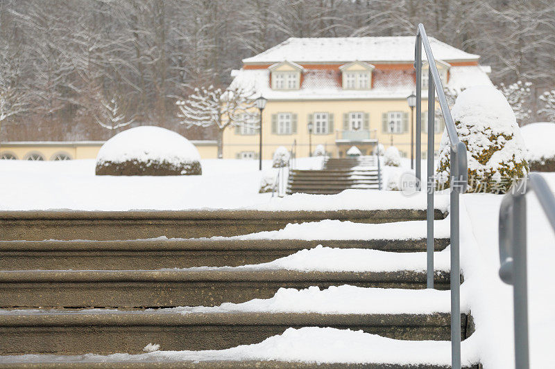 台阶到扶手楼梯的别墅在冬天雪冰德