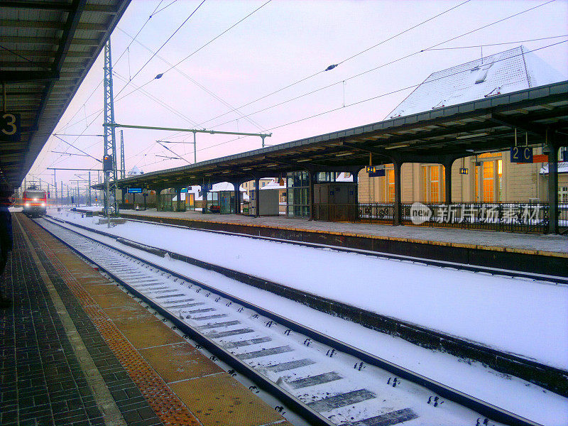 寒冷的早晨，德国人从站台出发