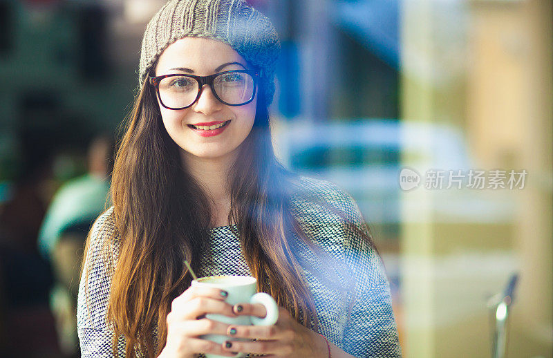 拿着咖啡杯的少女