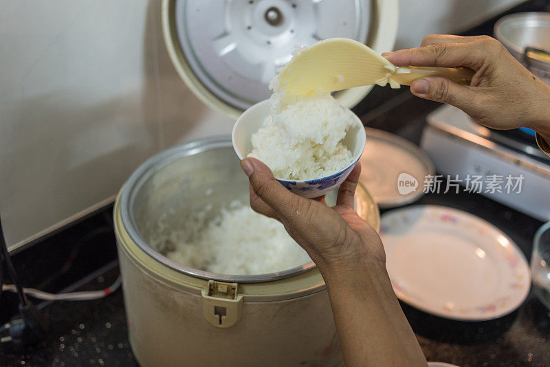 蒸饭是亚洲家庭的晚餐