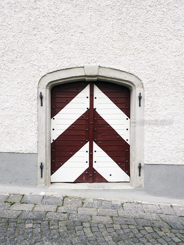 中世纪的门。彩色图像