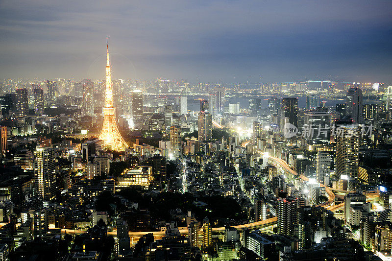 东京天际线与东京塔，城市景观在黄昏