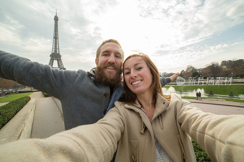 一对年轻夫妇在巴黎埃菲尔铁塔自拍