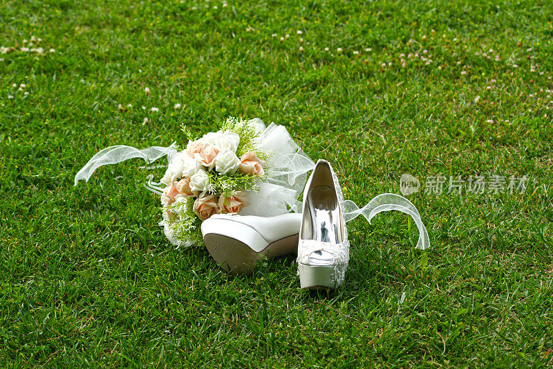 婚礼花束和鞋子