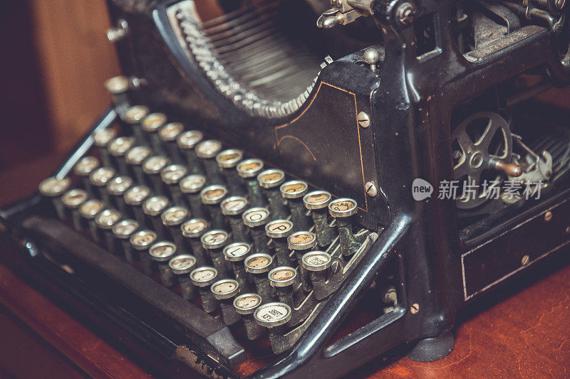 旧书桌上的老式打字机