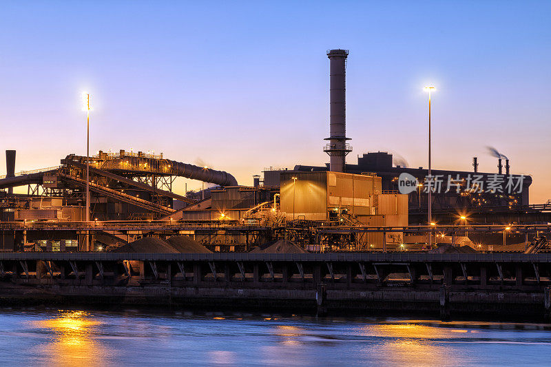 荷兰，夜晚河边的工厂
