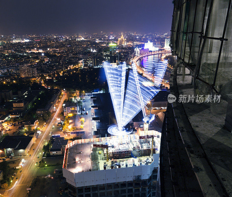 起重机工作的夜间城市景观