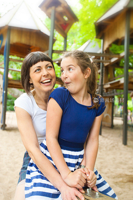 妈妈和女儿在公园玩得很开心