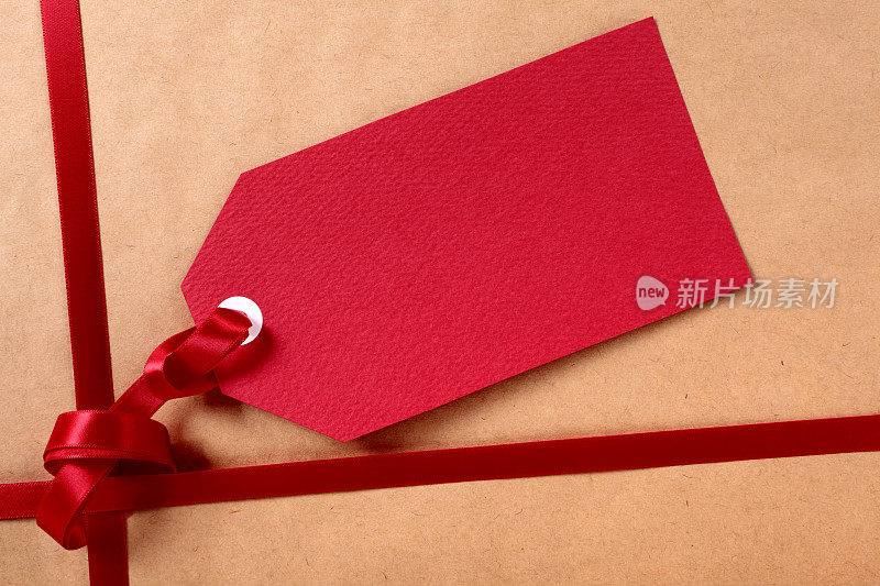 红色礼品标签和包装。