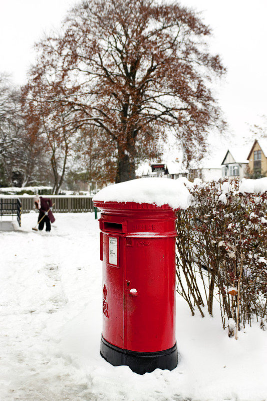雪中的英国红色邮箱