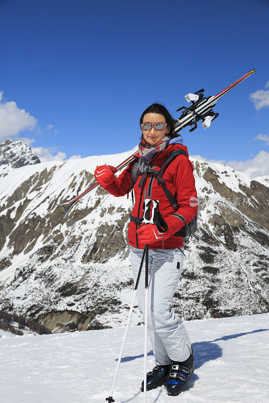 滑雪者在山顶休息