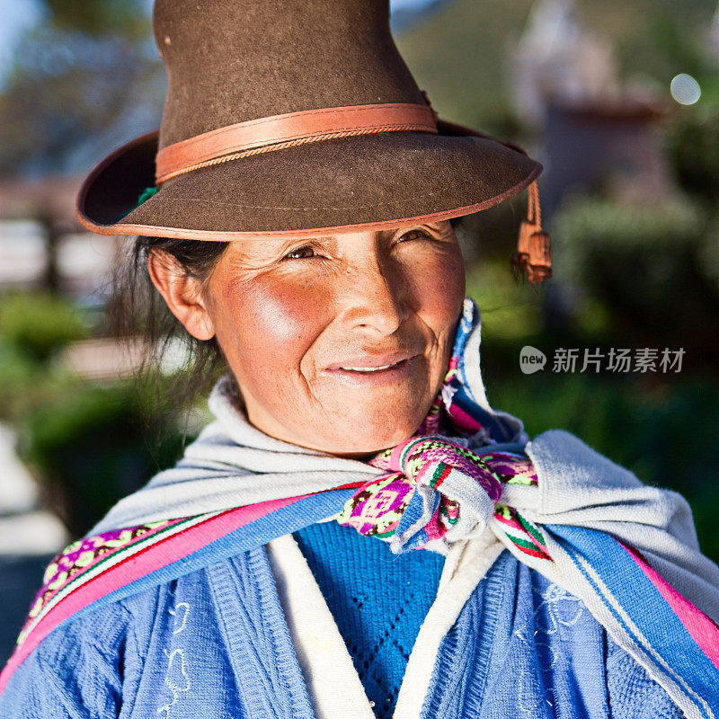 穿着民族服装的秘鲁妇女，秘鲁的Chivay