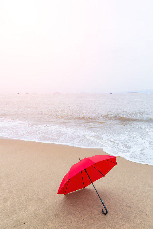 海滩上的红色雨伞