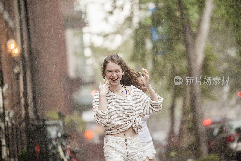 两个湿漉漉的少女，姐妹，在夏雨下奔跑