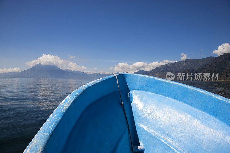 乘坐旧蓝船横渡阿提特兰湖