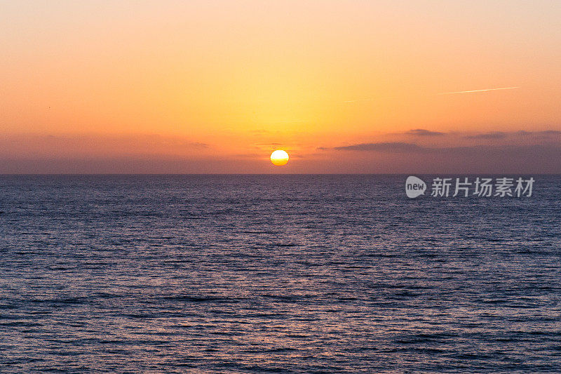 水面上的日落