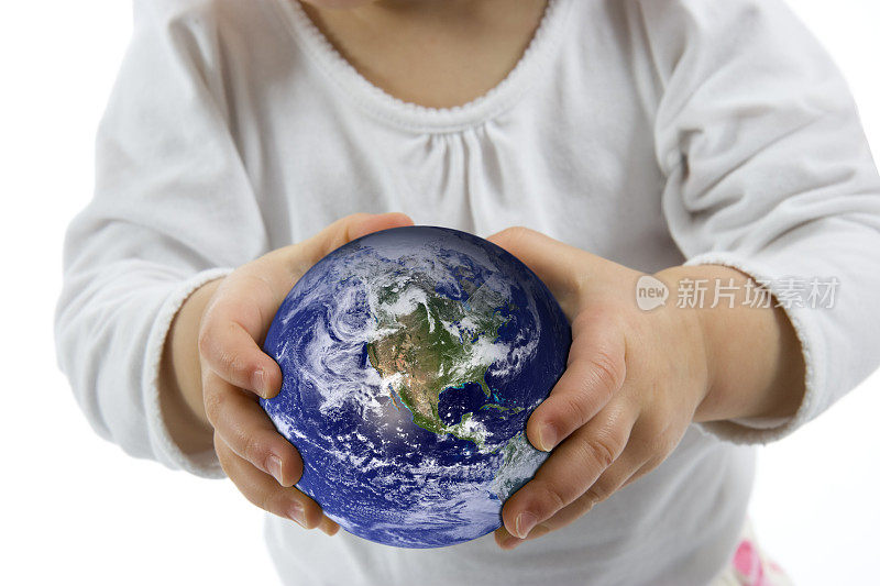 抱着地球仪的女婴
